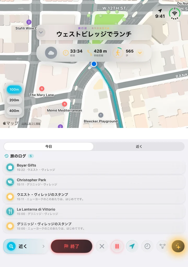 半分に折ったiPhone DuoのRyokōya。折り目の上にウェストビレッジの地図と旅の数字、下のページに旅のログと操作ボタン。